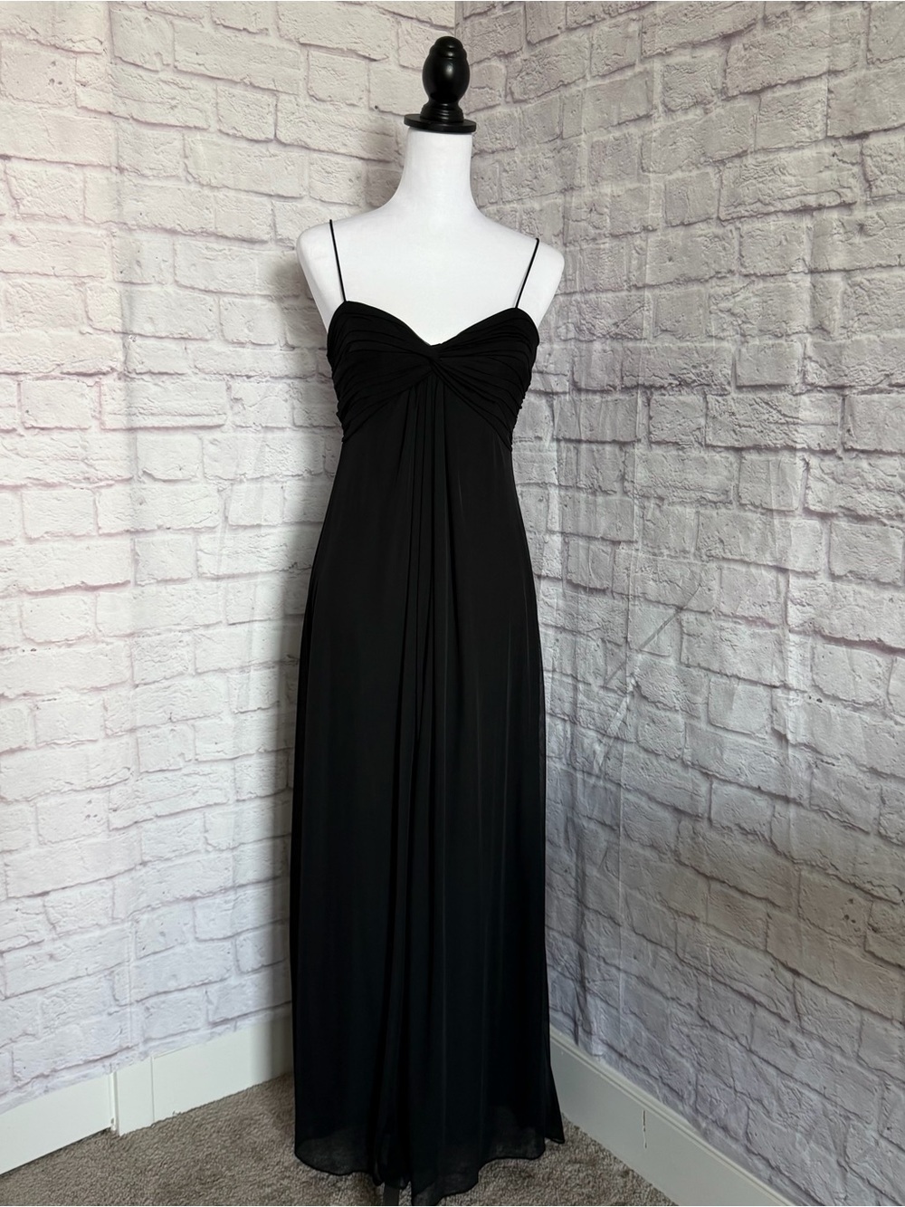 Alex Evenings vintage spaghetti strap formal ball gown prom dress in black.